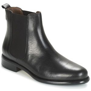 Black leather Chelsea boots